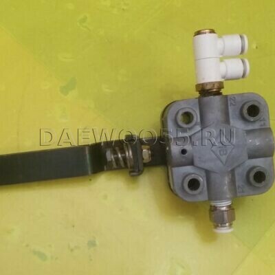 Клапан пневмоподвески кабины Daewoo Novus 34856-05530